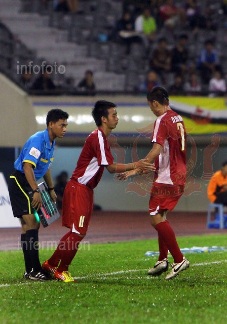 HLV Mai Đức Chung sau đó đã buộc phải tung hai cầu thủ Nguyễn Văn Đức và Hồ Ngọc Thắng vào sân để gia tăng sức mạnh cho hàng tiền vệ của U.19 Việt Nam.